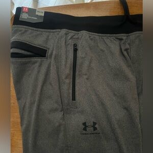 Under Armour joggers/sweat pants BRAND NEW
Youth medium
